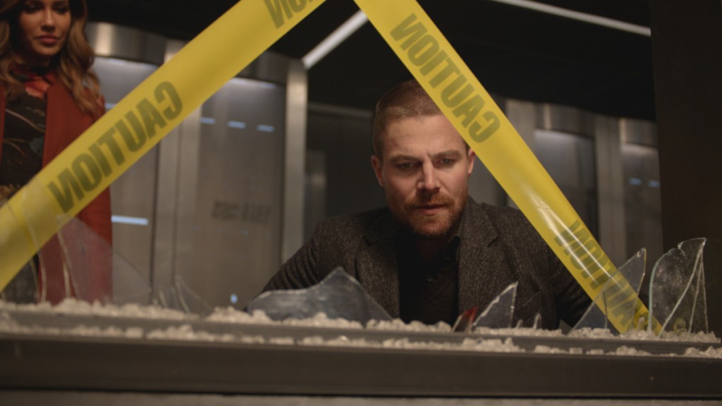 Oliver Queen (Stephen Amell) observe les indices