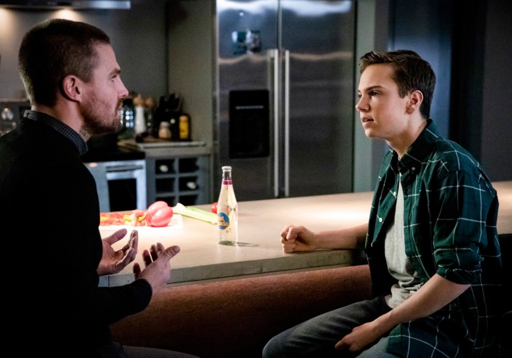 Oliver Queen (Stephen Amell) parle avec son fils William (Jack Moore)