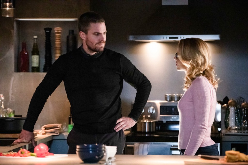 Discussion entre Oliver et Felicity dans la cuisine