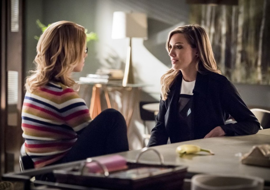 Felicity (Emily Bett Rickards) et Laurel (Katie Cassidy) ont une discussion