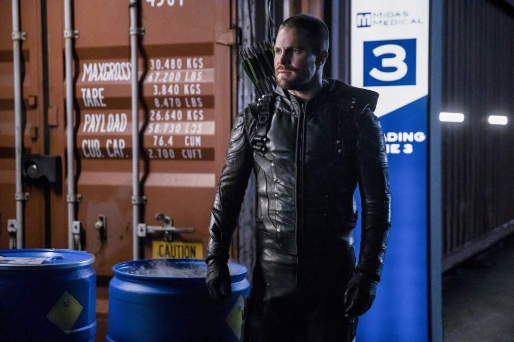 Oliver Queen (Stephen Amell) porte le costume d'Arrow