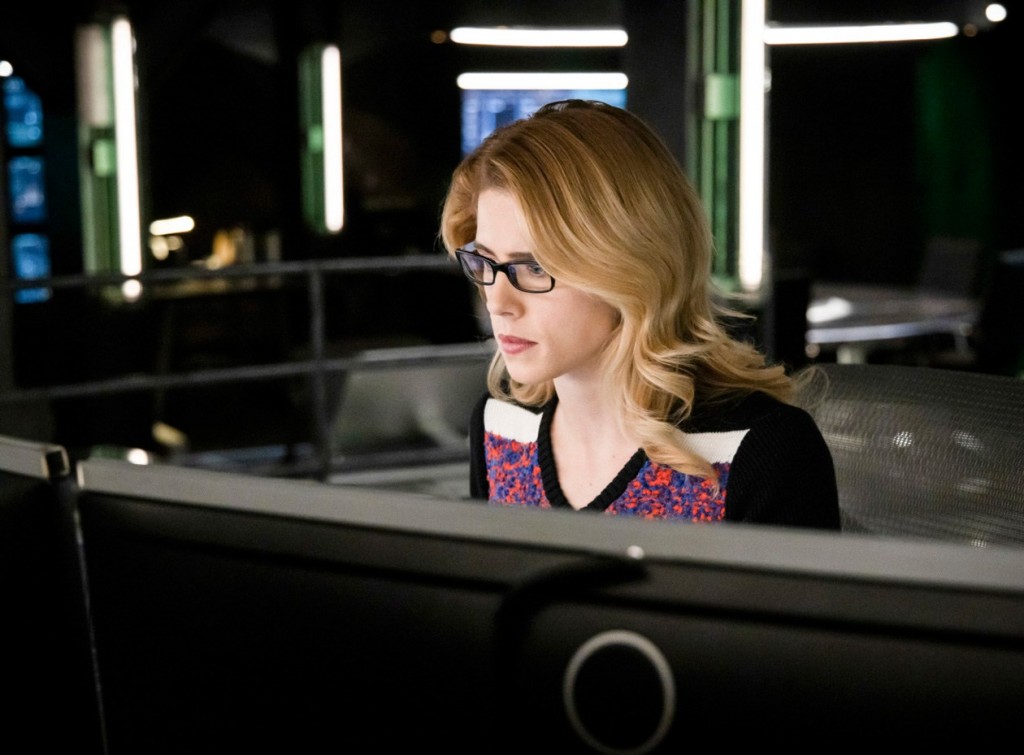 Felicity (Emily Bett Rickards) derrière son écran
