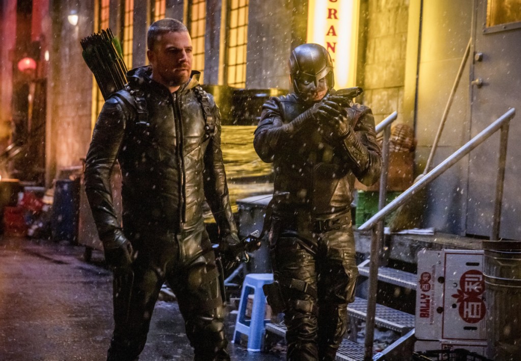 Green Arrow (Stephen Amell) et Spartan (David Ramsey) dans une ruelle