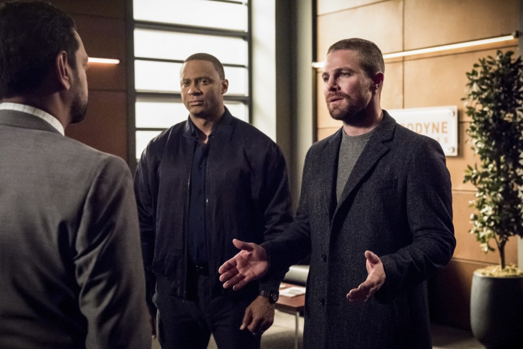 Diggle (David Ramsey) et Oliver Queen (Stephen Amell)