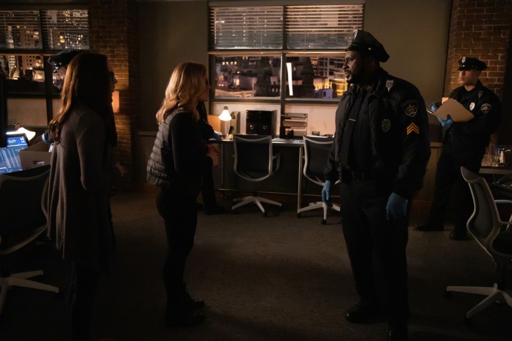Alena (Kacey Rohl) et Felicity reçoivent la visite de la police