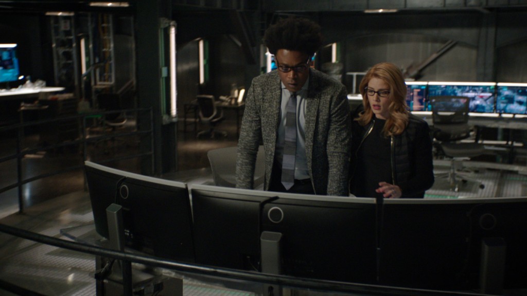 Curtis Holt (Echo Kellum) et Felicity travaillent sur les ordinateurs
