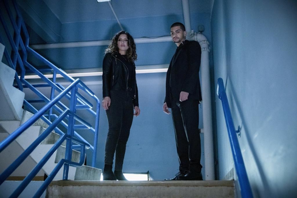 Rene (Rick Gonzalez) et Dinah (Juliana Harkavy) en haut des escaliers
