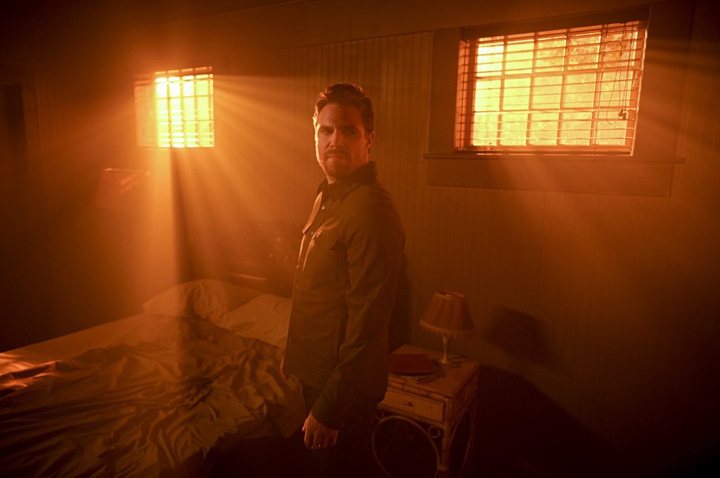 Oliver Queen (Stephen Amell) dans une chambre