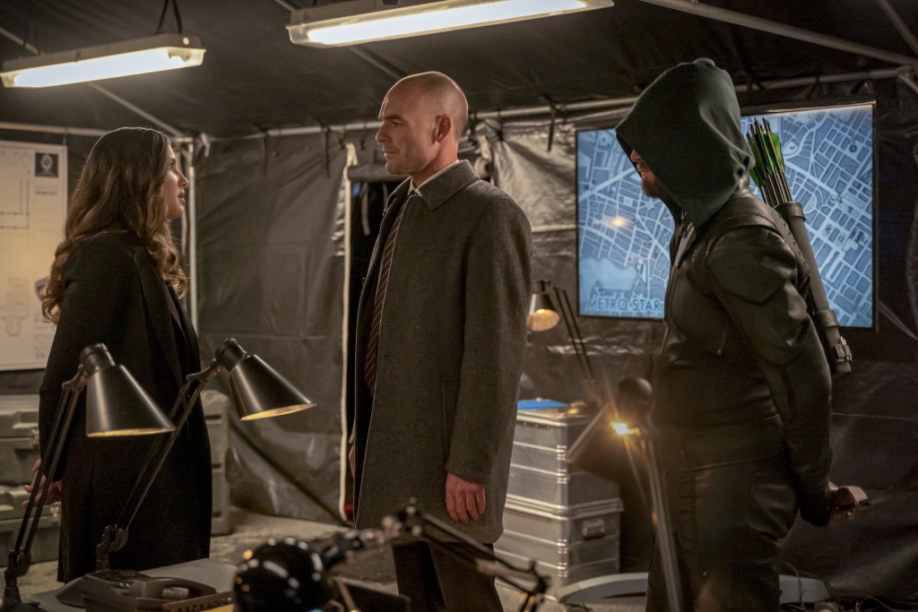 Dinah Drake (Juliana Harkavy) parle à Quentin accompagné de Green Arrow