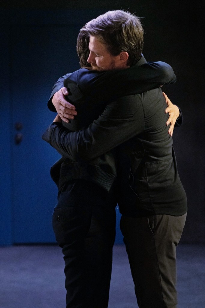 Oliver (Stephen Amell) prend son fils William (Ben Lewis) dans ses bras