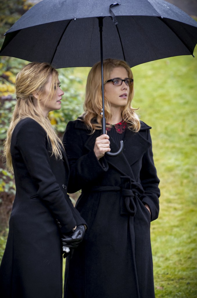 Mia (Katherine McNamara) et sa mère Felicity à l'enterrement