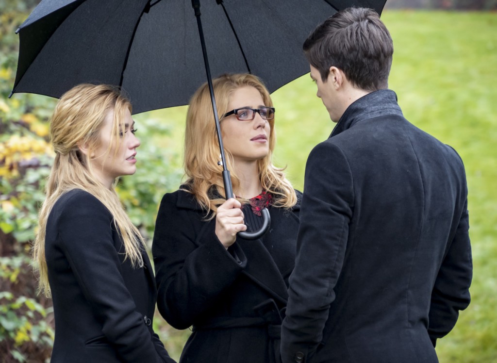 Barry Allen (Grant Gustin) vient à la rencontre de Felicity et Mia