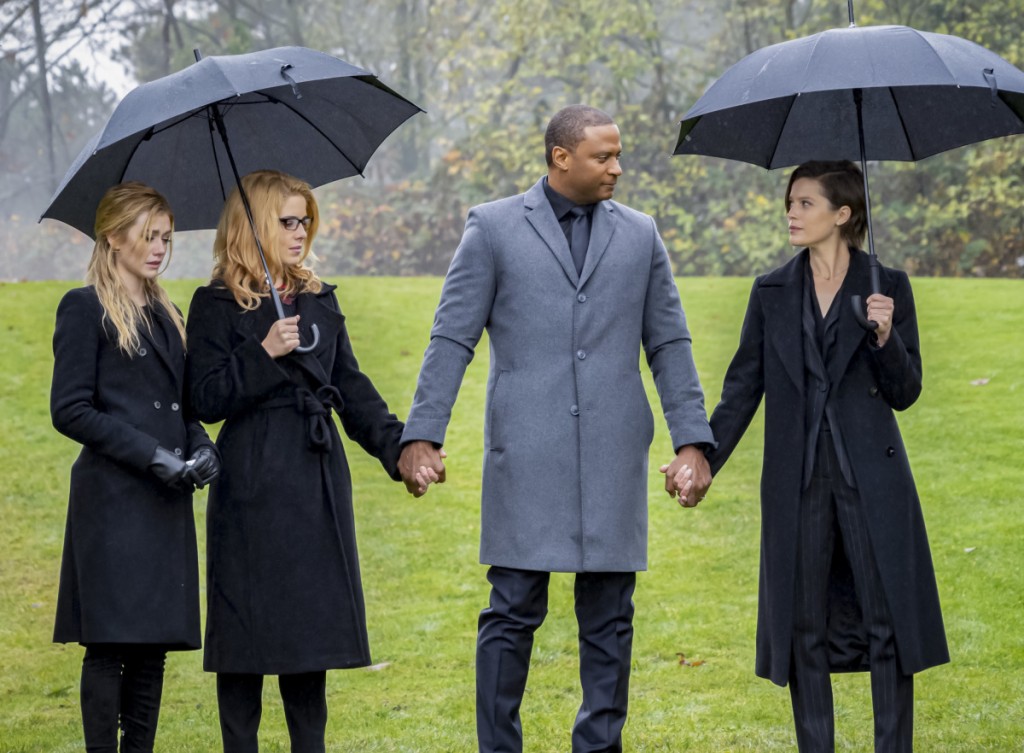 Mia, Felicity, Diggle et Lyla réunis à l'enterrement