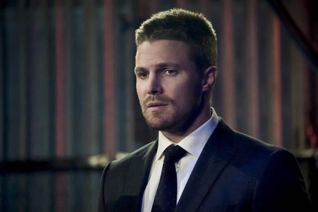 Oliver Queen (Stephen Amell) avant son discours
