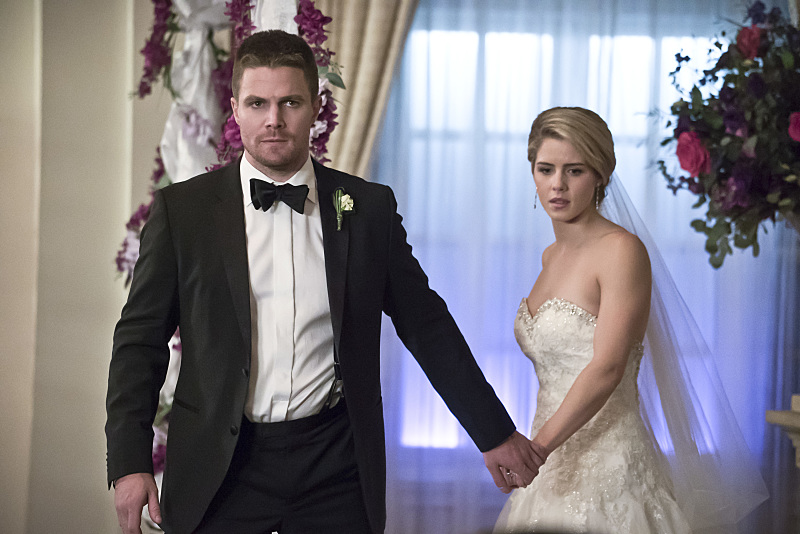 Oliver tient la main de Felicity pour la rassurer