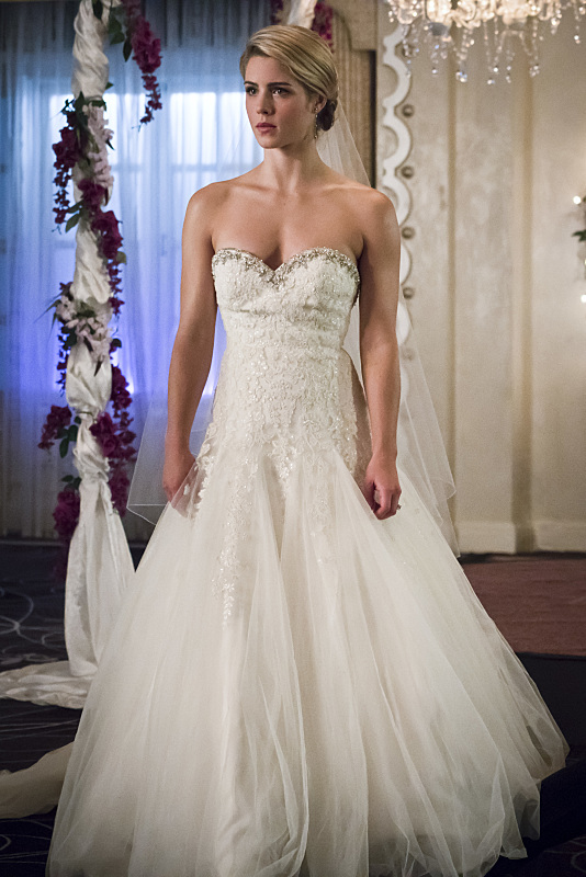 Felicity Smoak dans sa robe de mariée
