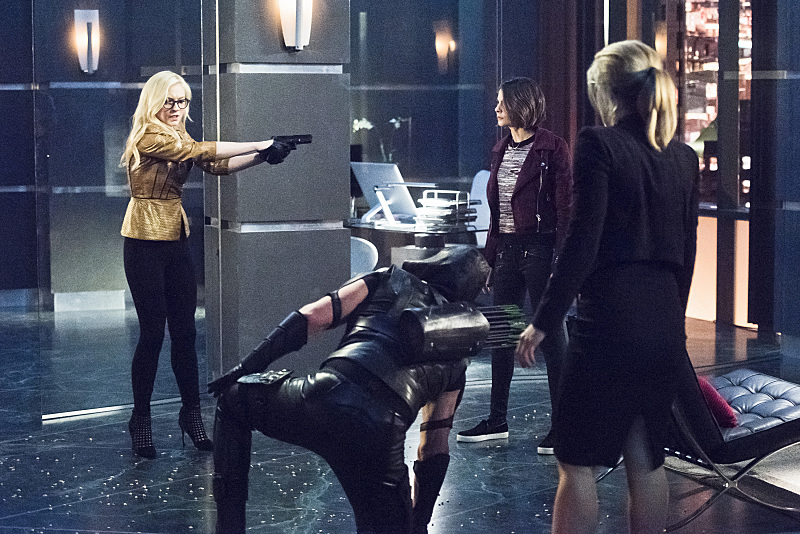 Emily Kinney (Brie Larvan) menace Oliver, Thea et Felicity