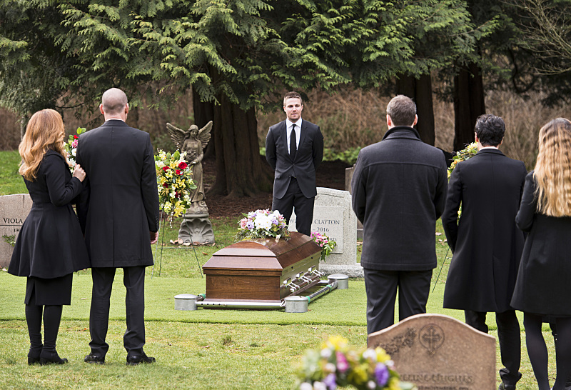 Oliver fait un discours au funérailles de Laurel