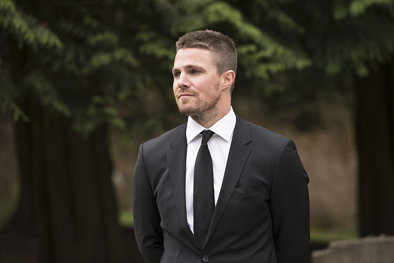 Oliver (Stephen Amell) fait son discours