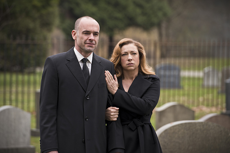 Quentin (Paul Blackthorne) et Dinah Lance (Alex Kingston) aux funérailles de leur fille