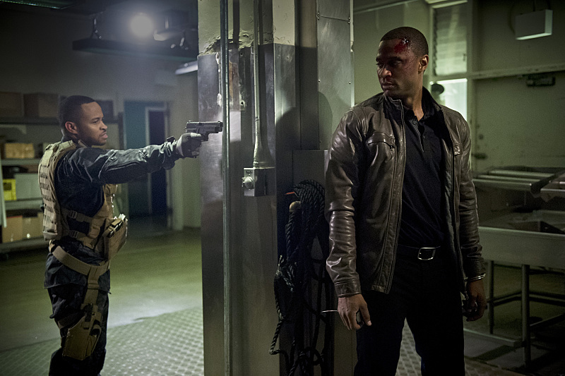 Andy menace son frère Diggle (David Ramsey) avec son arme