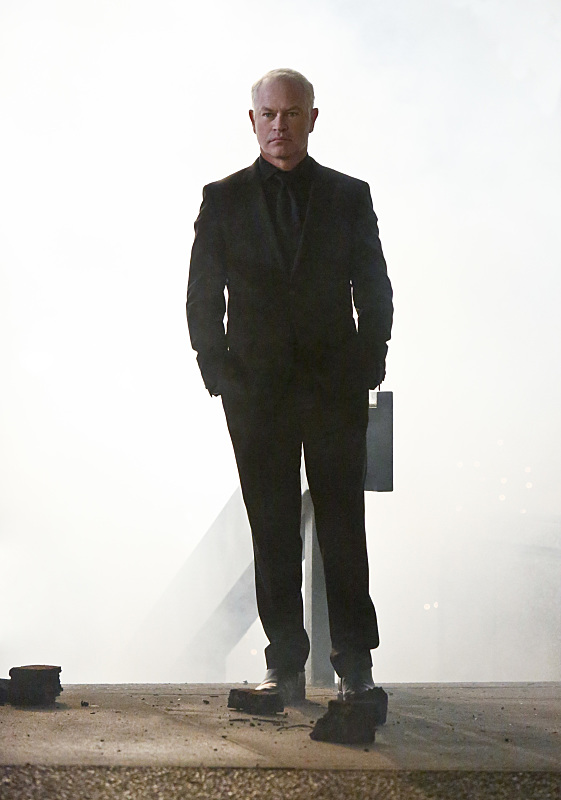 Damien Darhk (Neal McDonough) au milieu du combat