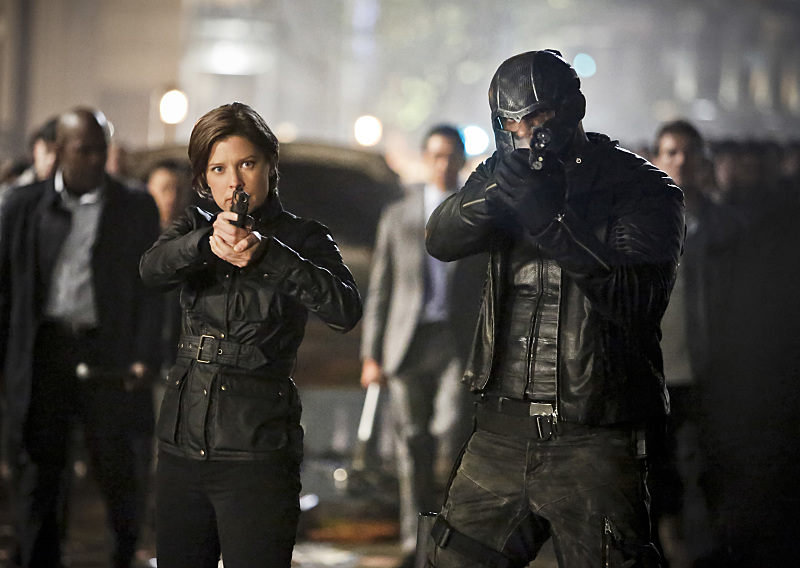 Lyla Michaels (Audrey Marie Anderson) et Diggle (David Ramsey) contre-attaquent