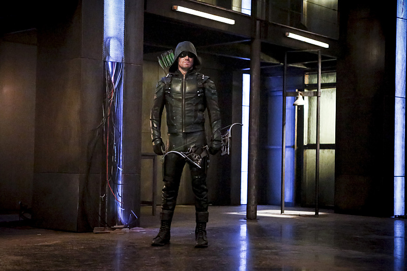 Green Arrow (Stephen Amell) avec son arc