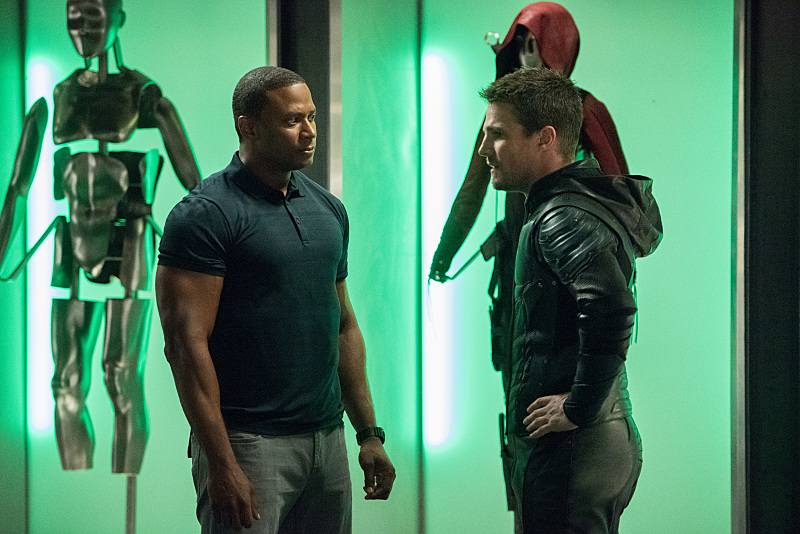 Oliver et Diggle parlent dans la Arrowcave