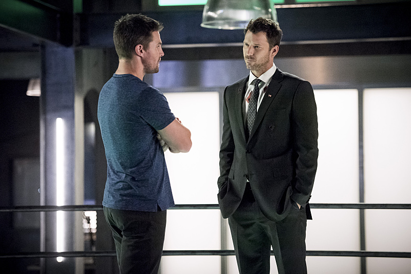 Oliver Queen et Christopher Chance (Wil Traval)