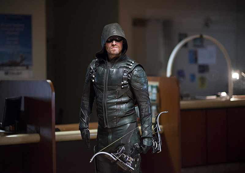 Oliver Queen (Stephen Amell) avec son arme