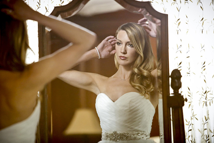 Laurel Lance (Katie Cassidy) se regarde dans le miroir