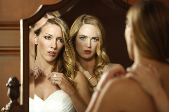 Sara (Caity Lotz) et Laurel regardent le colier dans le miroir
