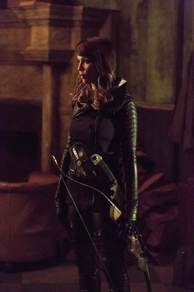 Talia al Ghul (Lexa Doig) avec son arc
